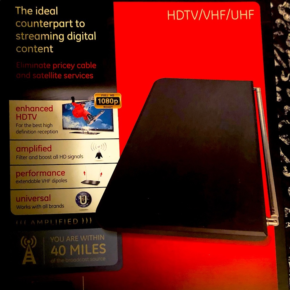 Amplified flat indoor antenna